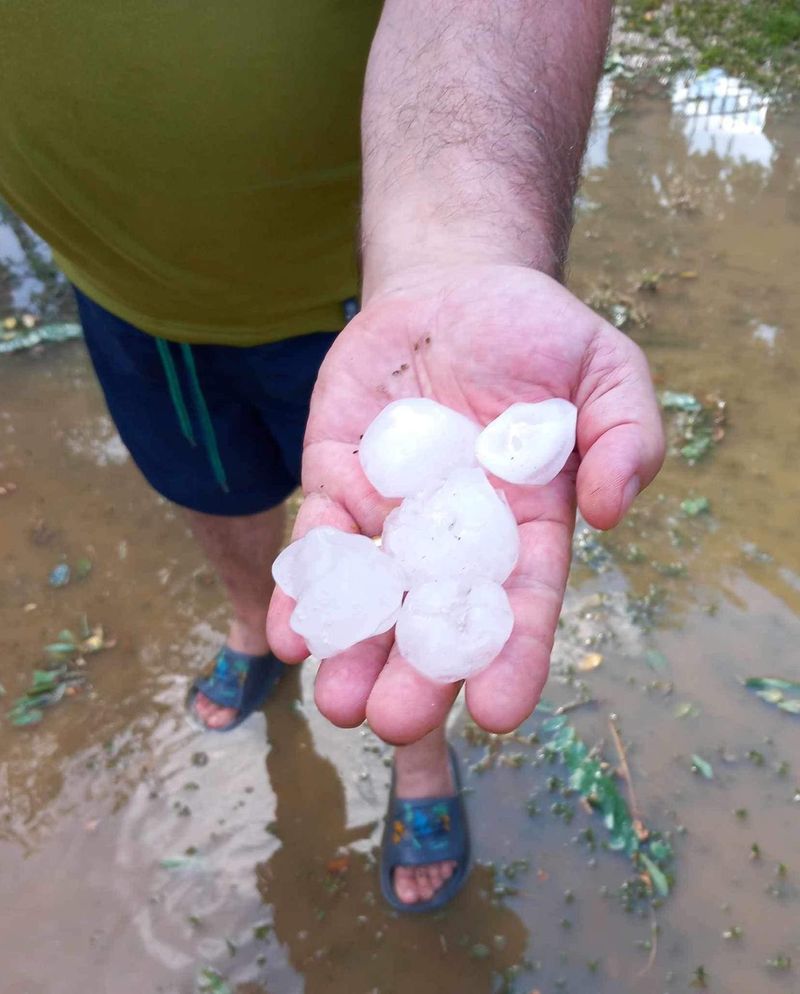 Grindina a spart acoperișurile locuințelor din mai multe zone din Satu Mare