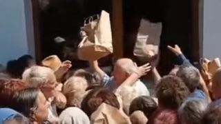 Imagini uluitoare la o biserică din Pitești. Mai mulți credincioși s-au călcat &icirc;n picioare pentru o icoană și o pungă cu m&acirc;ncare