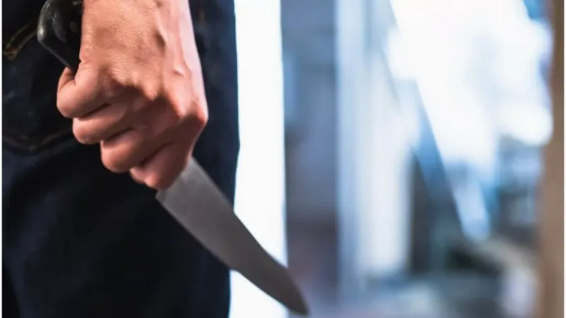 O tânără din Otopeni a fost amenințată cu cuțitul, pentru a întreține relații intime. Polițiștii au identificat agresorul