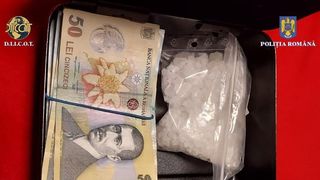 Doi tineri, bănuiți de trafic de droguri de mare risc, prinși în flagrant delict, în Oradea