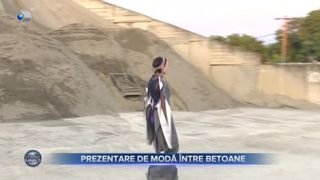 VIDEO - O altfel de prezentare de modă: Și-au prezentat creațiile printre betoane