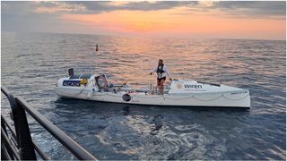 VIDEO - Alex Dumbravă, sportivul rom&acirc;n care a fost recuperat din Marea Neagră. A vrut să doboare un record mondial: voia să traverseze marea &icirc;ntr-o barcă cu v&acirc;sle, &icirc;n scop umanitar/ &bdquo;Dobor&acirc;m un record și facem bine &icirc;mpreună&rdquo;