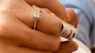 Cerere &icirc;n căsătorie inedită, la camera de gardă. O t&acirc;nără a fost cerută de soţie pe patul de spital. Logodna inițială&nbsp;a fost &icirc;ntreruptă de atacul unui bizon