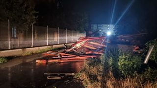 Doi oameni, răniți de acoperişul unui bloc la Reșița&nbsp;