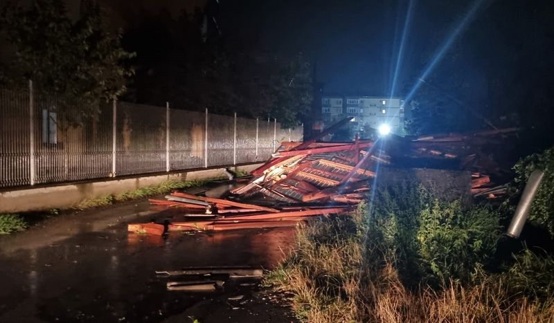 Doi oameni, răniți de acoperişul unui bloc la Reșița 