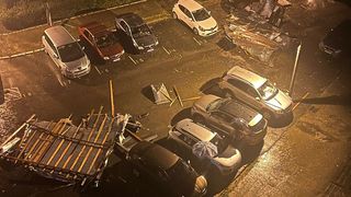 Doi oameni, răniți de acoperişul unui bloc la Reșița&nbsp;