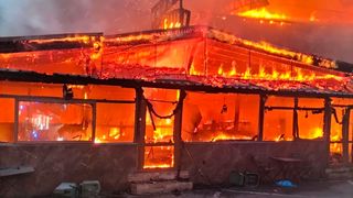 VIDEO- Orașul stațiune Băile Herculane, în flăcări. Un motel și un restaurant au ars în această dimineață