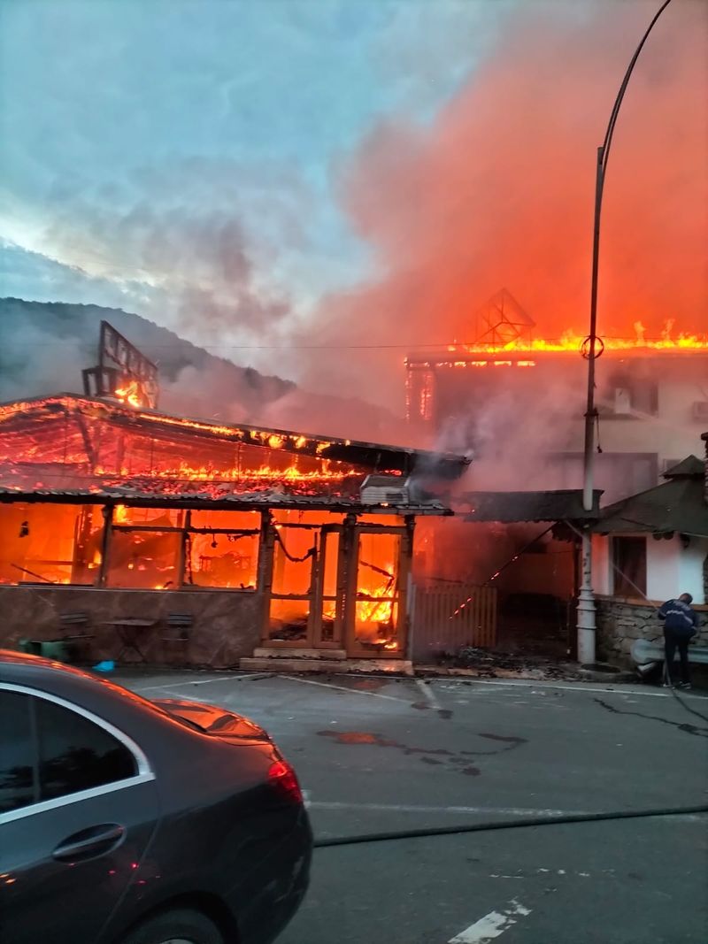 Un motel și un restaurant au fost distruse în urma incendiului