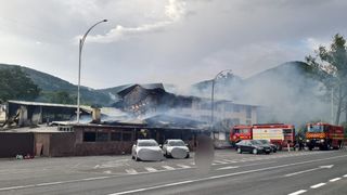 Două autoturisme au fost avariate &icirc;n timpul incendiului