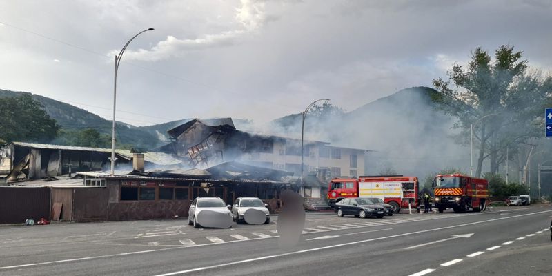 Două autoturisme au fost avariate în timpul incendiului