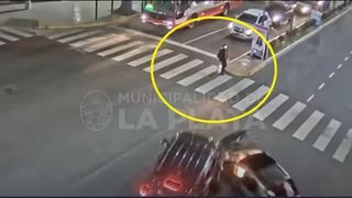 VIDEO. Momentul șocant în care o femeie scapă "prin gaura acului" să nu fie zdrobită de două mașini