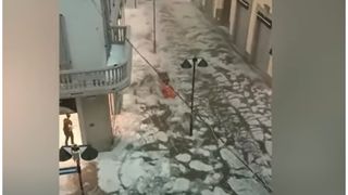 Râuri de gheață pe străzile unui oraș din Italia.