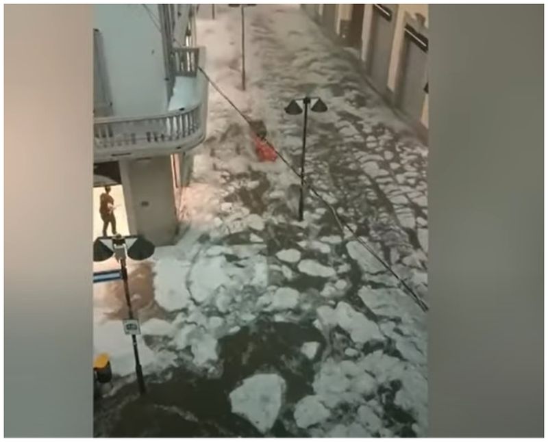 Râuri de gheață pe străzile unui oraș din Italia.