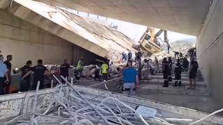 VIDEO- Grecia suferă. Astăzi, un pod s-a prăbușit peste muncitori, după ce, mai multe zone din țară ard de mai multe zile