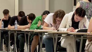 VIDEO- Admiterea la medicină a dat de gândit celor care au susținut examenul. După examen, unii spun că preferă străinătatea