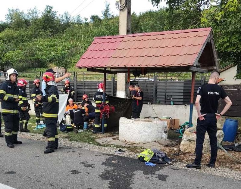 Trei bărbați din Buzău au fost scoși dintr-o fântână. Unul dintre ei a fost declarat decedat