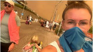 Moment sfâșietor! O mamă a fost întrebată de fiica ei dacă vor muri în fuga lor de incendiile din Rodos : ”Erau copii înfășurați în prosoape, a fost îngrozitor”