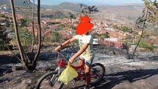 Un copil le-a dus pompierilor din Grecia apă.