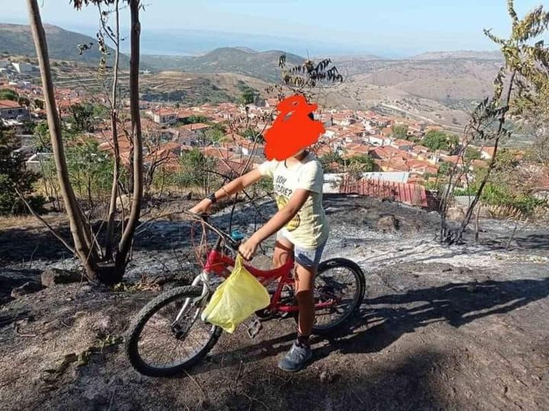 Un copil le-a dus pompierilor din Grecia apă.