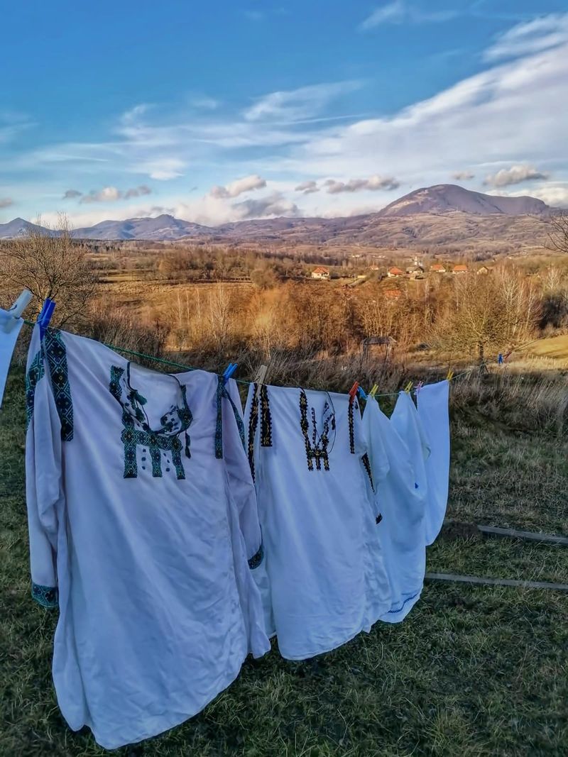 O noapte de cazare la Casa Glod costă între 250 lei și 320 de lei.