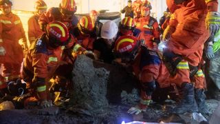 O companie de construcții care supraveghează o nouă clădire de l&acirc;ngă școală a depozitat materiale de construcție din perlit pe acoperișul sălii de sport &icirc;nainte ca acesta să se prăbușească