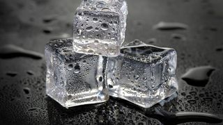 Un truc inedit este să puneți un bol sau un recipient mare cu gheață în fața ventilatorului, deoarece acest lucru va oferi o senzație de răcoare în încăpere.