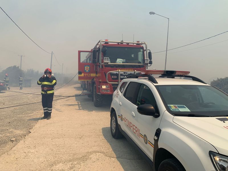 Pompierii români ajută la stingerea incendiilor în Rodos