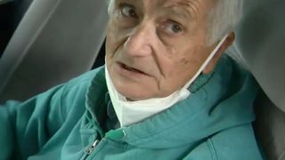 Și-a sacrificat totul și a ajuns să doarmă &icirc;n mașină ca să economisească bani pentru tratamentul soției sale, grav bolnavă. Povestea emoționantă a unui profesor pensionar