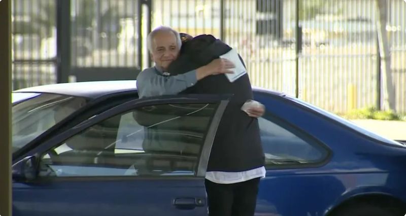 Și-a sacrificat totul și a ajuns să doarmă în mașină ca să economisească bani pentru tratamentul soției sale, grav bolnavă. Povestea emoționantă a unui profesor pensionar