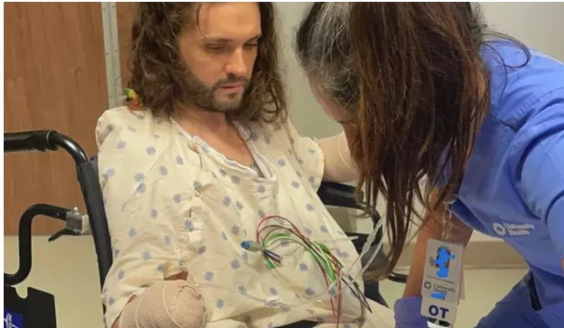 O simplă mușcătură de purice l-a adus pe un bărbat pe masa de operație. Acestuia i-au fost amputate ambele mâini și părți din picioare