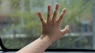 Clipe dramatice pentru doi părinți! Fiul lor de doar 3 ani a rămas blocat &icirc;n mașina &icirc;ncinsă. S-au chinuit disperați să-l scoată de acolo