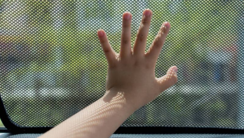 Clipe dramatice pentru doi părinți! Fiul lor de doar 3 ani a rămas blocat în mașina încinsă. S-au chinuit disperați să-l scoată de acolo