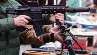 Elevii din Rusia vor fi instruiți pentru atacurile cu pușca și vor &icirc;nvăța cum să respingă drone. Ce presupun cursurile de pregătire militară? Ar urma să fie introduse &icirc;n școli de la 1 septembrie