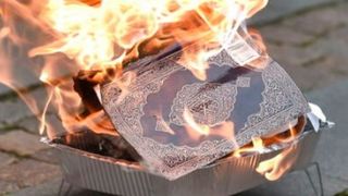 Tensiuni &icirc;n Danemarca. Doi protestatari au incendiat un Coran &icirc;n fața Ambasadei Irakiene din Copenhaga. Ce s-ar putea &icirc;nt&acirc;mpla cu cei care profanează Coranul: &bdquo;Cea mai severă pedeapsă&rdquo;