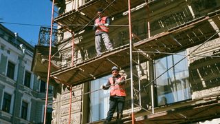 Șantierele de construcții din Italia, grav afectate de caniculă. &bdquo;Căldura extremă provoacă boli grave și crește riscul de accidente, mai ales pentru cei care fac munci obositoare sau lucrează &icirc;n aer liber, cum ar fi lucrătorii din construcții"