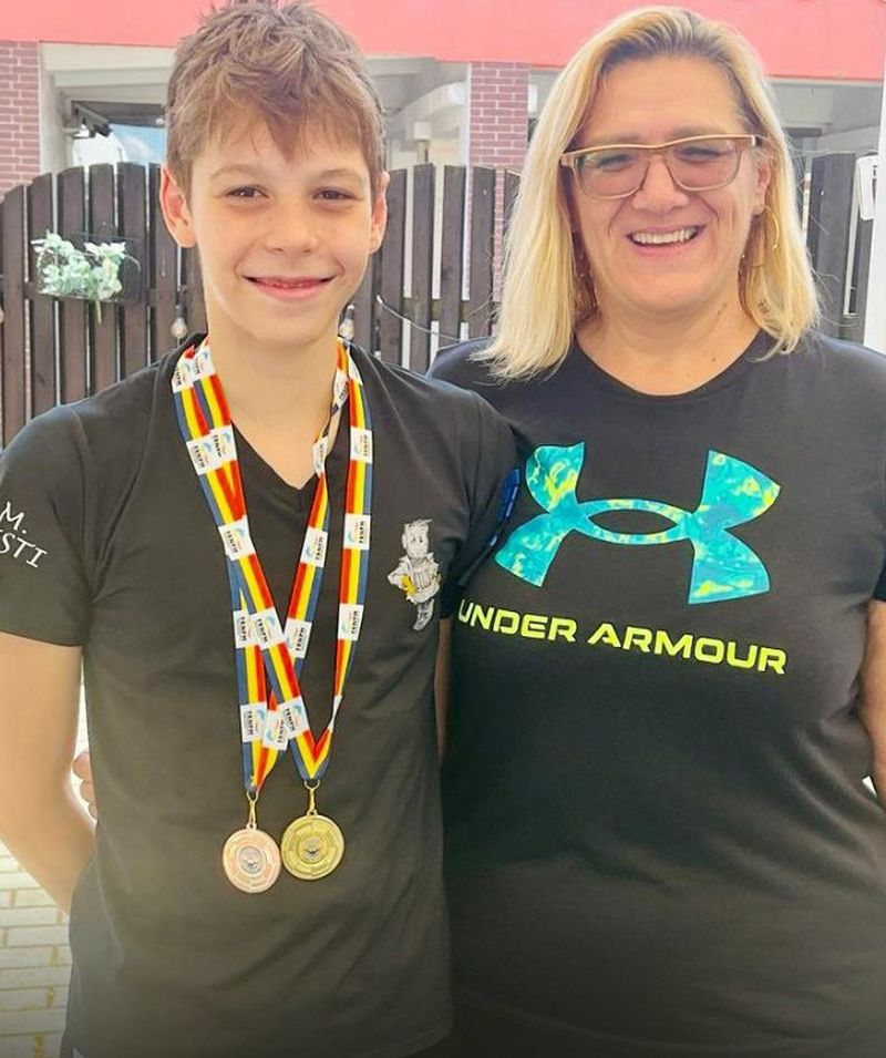 Luca alături de antrenoarea sa, Tamara Costache, fostă înotătoare.