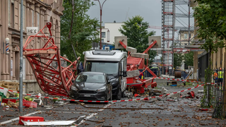 Un om a murit după ce o macara a căzut peste el