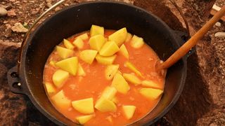 3 rețete spectaculoase de gătit la ceaun: surprinde-ți familia cu mâncăruri savuroase