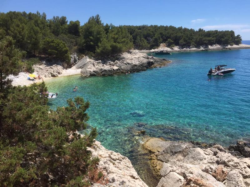 Hvar, o stațiune de vară populară și una dintre cele mai cunoscute insule ale țării.