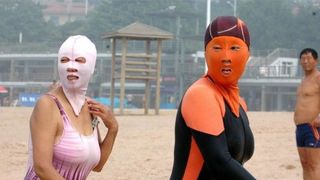 FOTO - Motivul inedit pentru care japonezii poartă geci la peste 30 de grade Celsius. Chinezoaicele &icirc;și acoperă fața cu &bdquo;facekini&rdquo;: &bdquo;Un mod de răcire inteligent&rdquo;