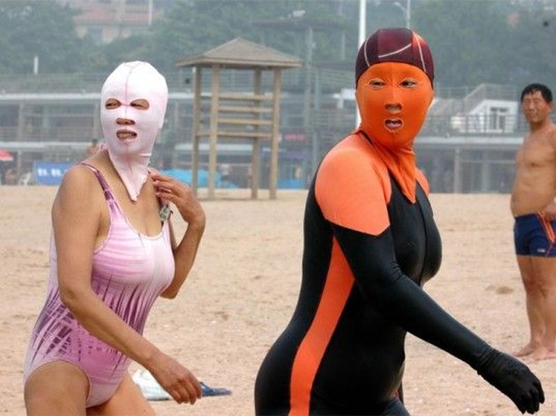 FOTO - Motivul inedit pentru care japonezii poartă geci la peste 30 de grade Celsius. Chinezoaicele își acoperă fața cu „facekini”: „Un mod de răcire inteligent”