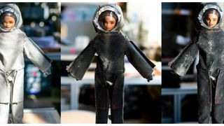 Păpușile Barbie &icirc;mbrăcate &icirc;n costume spațiale i-au ajutat pe oamenii de știință să rezolve problema prafului lunar.