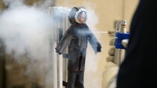 &Icirc;n cadrul unor experimente recente, oamenii de știință au folosit păpușile pentru a testa metodele de &icirc;ndepărtare a prafului de pe Lună.