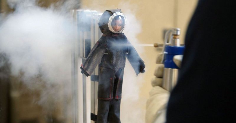 În cadrul unor experimente recente, oamenii de știință au folosit păpușile pentru a testa metodele de îndepărtare a prafului de pe Lună.