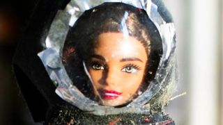 Echipa de la Universitatea de Stat din Washington a numit-o pe Barbie "Rosie", după figura americană Rosie the Riveter, care a reprezentat femeile care au acceptat locuri de muncă &icirc;n fabrici .