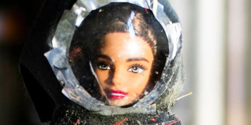 Echipa de la Universitatea de Stat din Washington a numit-o pe Barbie "Rosie", după figura americană Rosie the Riveter, care a reprezentat femeile care au acceptat locuri de muncă în fabrici .