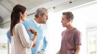 Această categorie de părinți nu va mai avea voie să intre &icirc;n școli din septembrie! Pe cine vizează noua lege? Accesul va fi permis doar &icirc;n situații excepționale