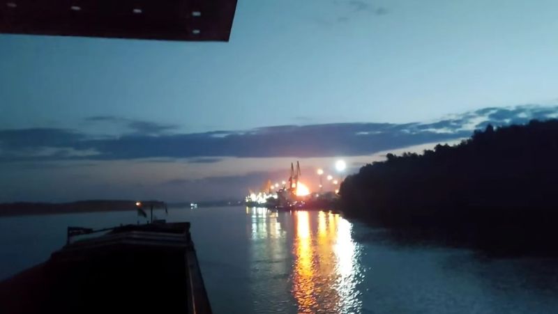 FOTO/VIDEO  - O navă românească a fost lovită în urma atacului rusesc din portul Reni. Anunțul MAE