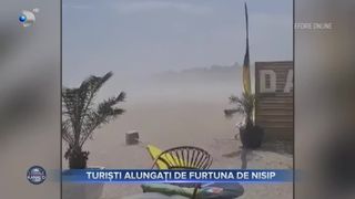 Turiști alungați de furtuna de nisip
