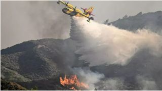 Cei doi piloți ai aeronavei care s-a prăbușit &icirc;n Grecia au murit. Avionul participa la operațiunea de stingere a incendiilor